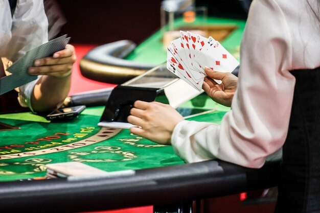 Live roulette table with dealer and visible betting layout on turki platform